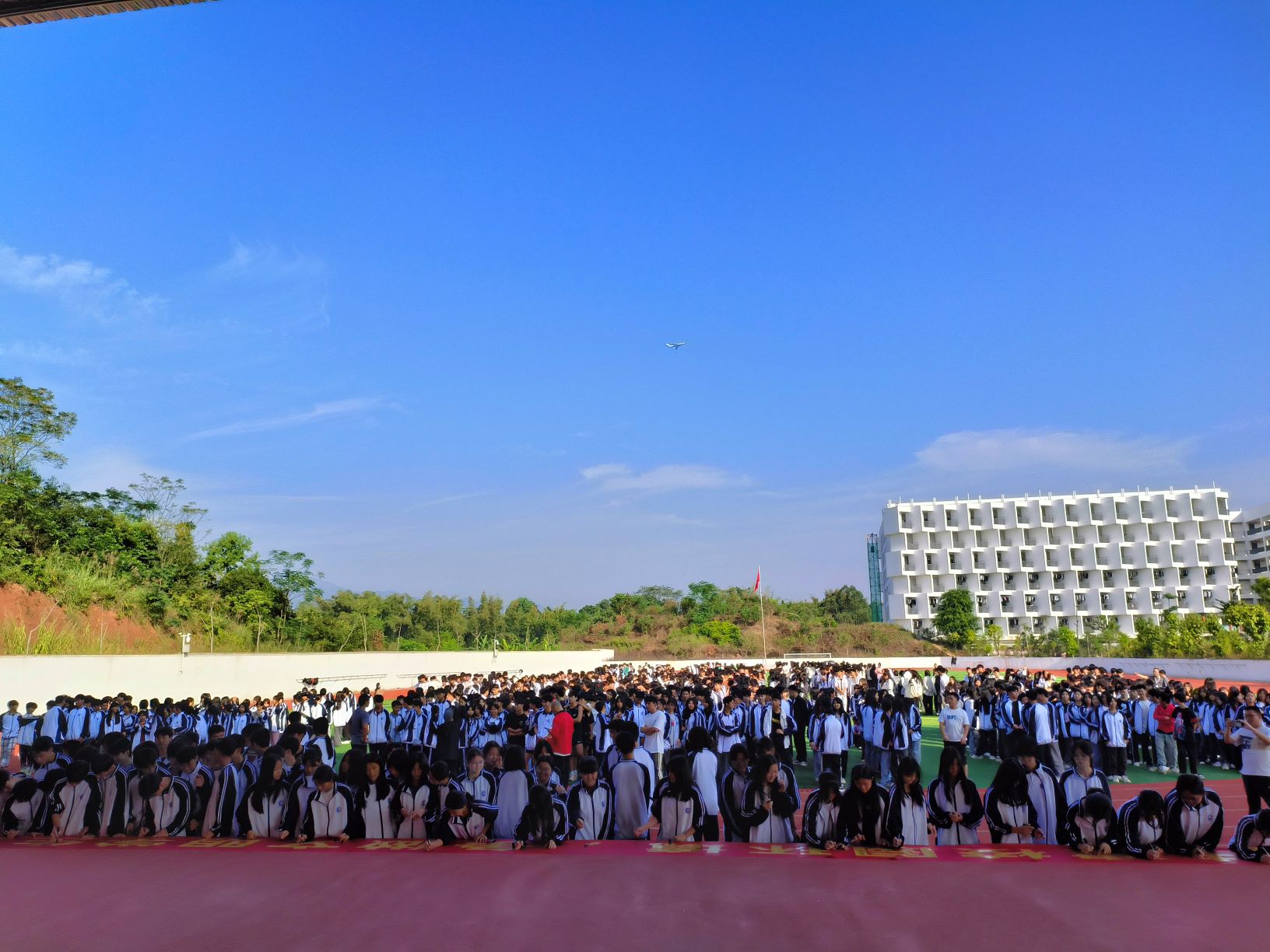 米兰体育-米兰(中国)开展＂爱护校园环境，共建文明校园＂主题活动签名仪式