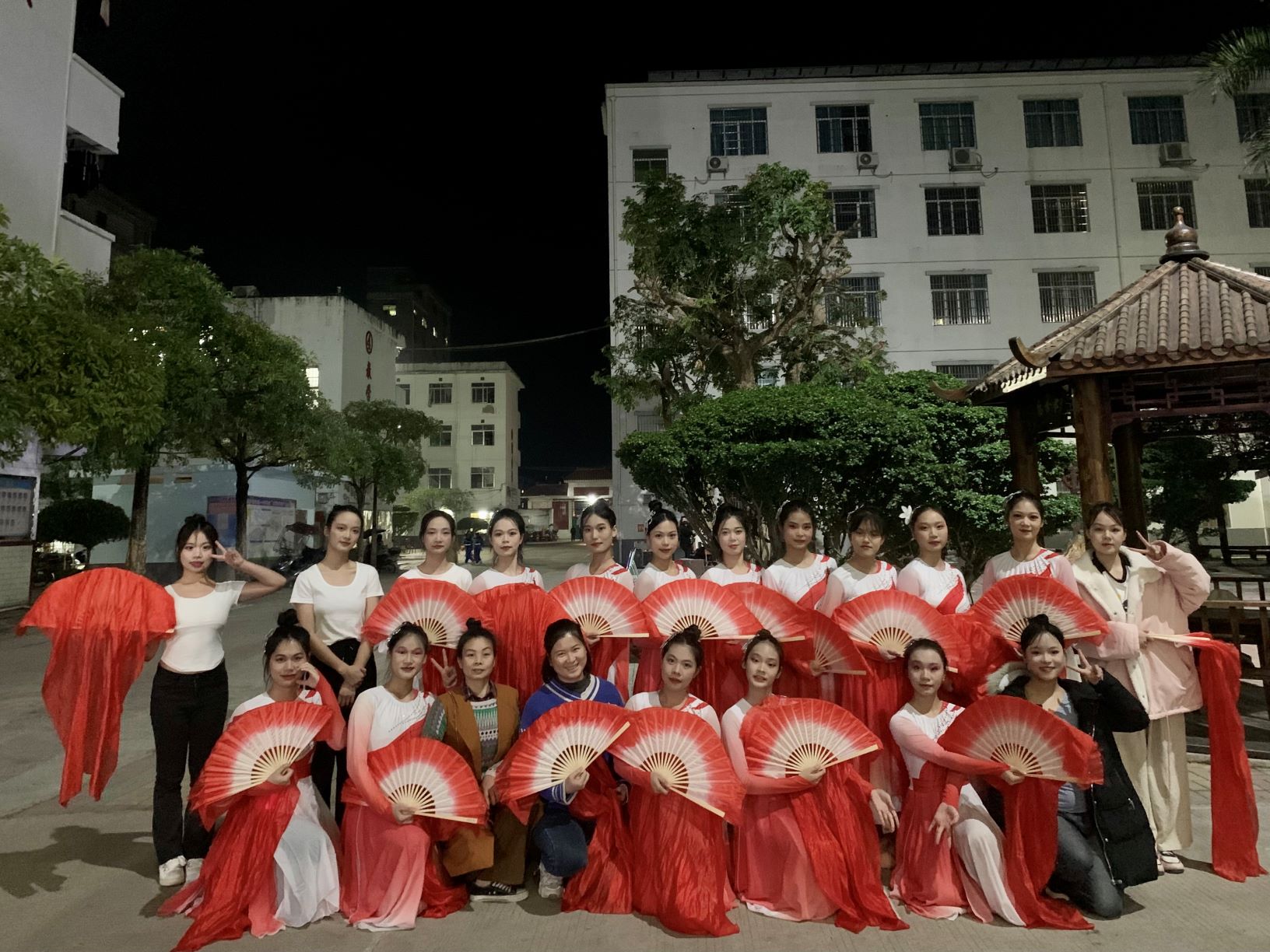 米兰体育-米兰(中国)到木乐一中绘画展示、参与晚会表演