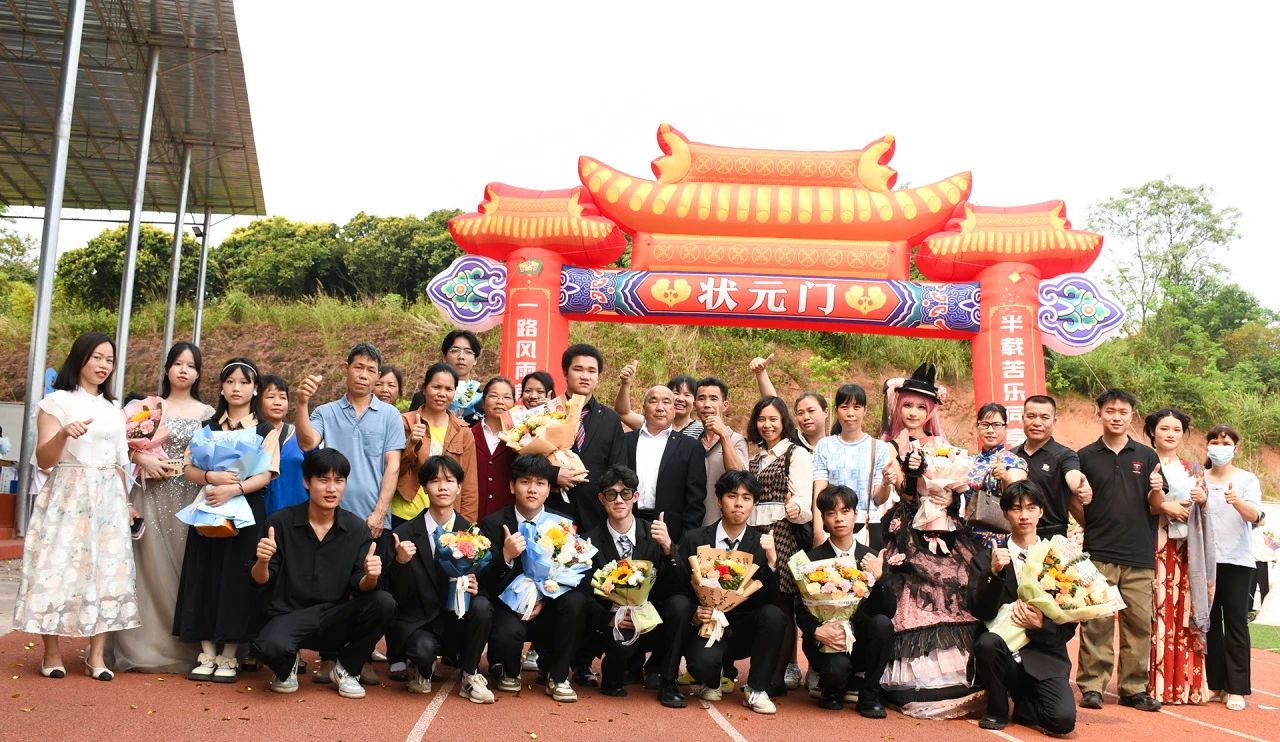 实现报效祖国的远大理想和抱负，我校隆重举行“十八而至正青春，挺膺奋进新征程”——2024届成人典礼仪式 丨 米兰体育-米兰(中国)